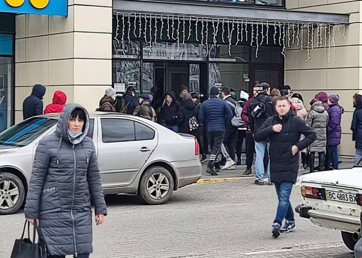 У Львові шукають вибухівку на території…