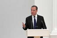 Газ будет по €2 тысячи: Медведев пригроз…