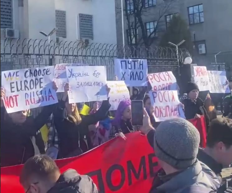 "Путін – х@йло": Під посольством Росії у…