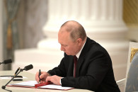 Путин заявил, что признает "Л-ДНР" в пре…