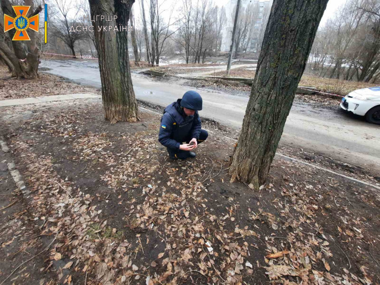 В Харькове нашли снаряд в овраге возле п…