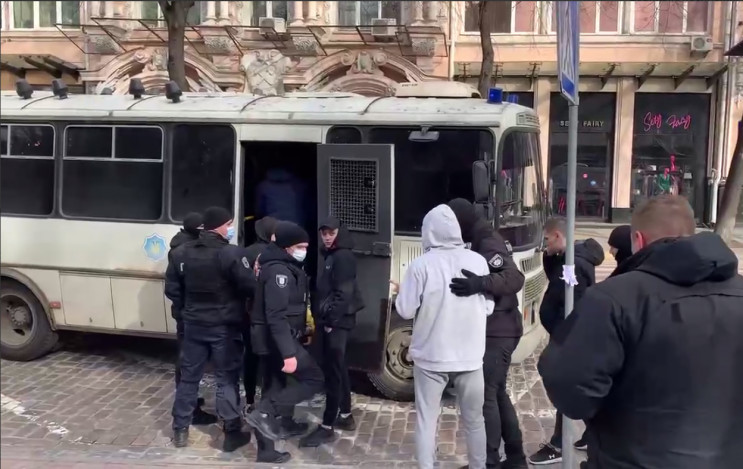 У Києві поліція жорстко затримала учасни…