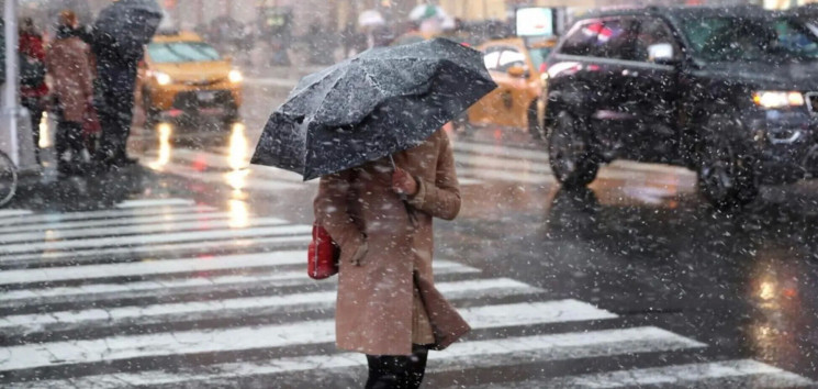 Мокрий сніг, дощ та вітер: У Києві очіку…