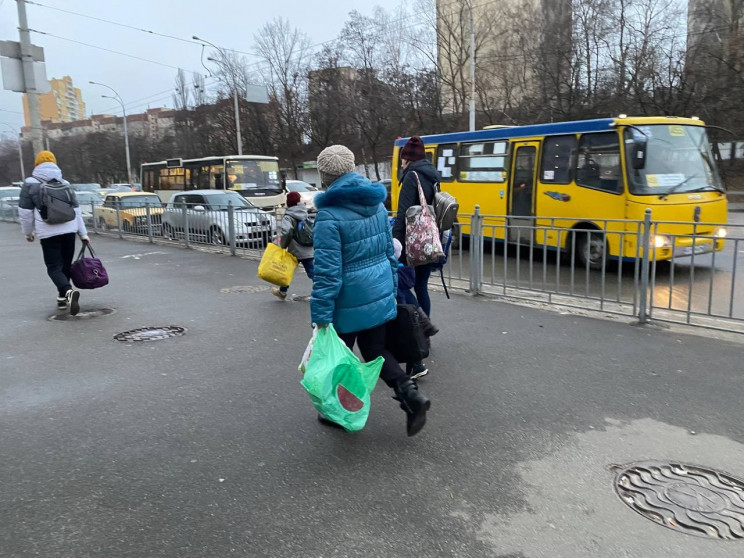 Киевляне массово выезжают из города: Тра…
