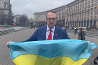 У Києві волонтери роздають державні прап…