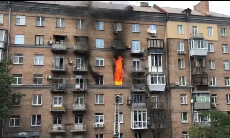 Пожар в центре Киева: Спасатели эвакуиру…