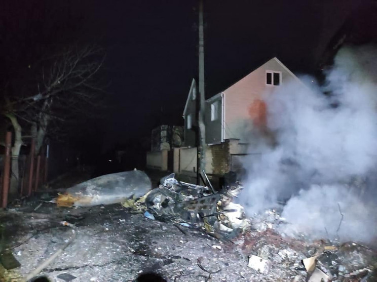 У Києві на приватний будинок упали уламк…