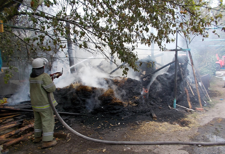 На Полтавщині пожежа знищила сінник і 6…