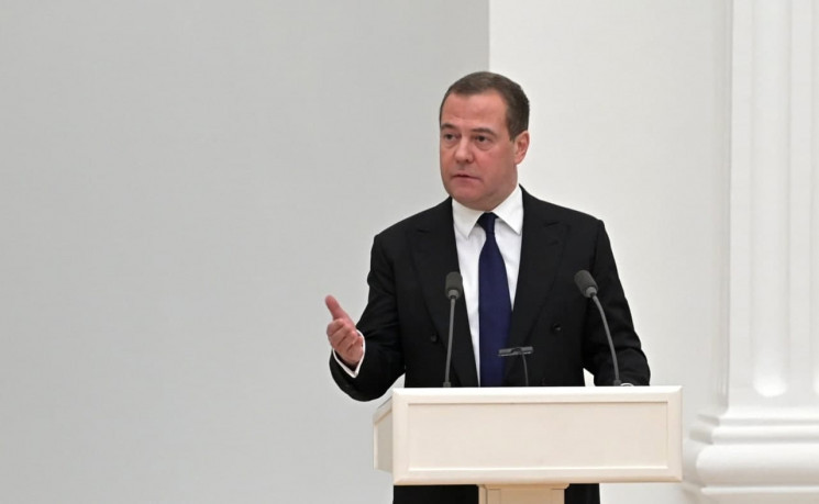 Медведев радуется изгнанию России из Сов…