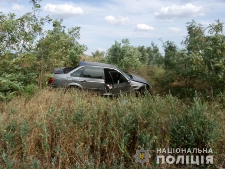 На Херсонщині автівка злетіла з траси, п…