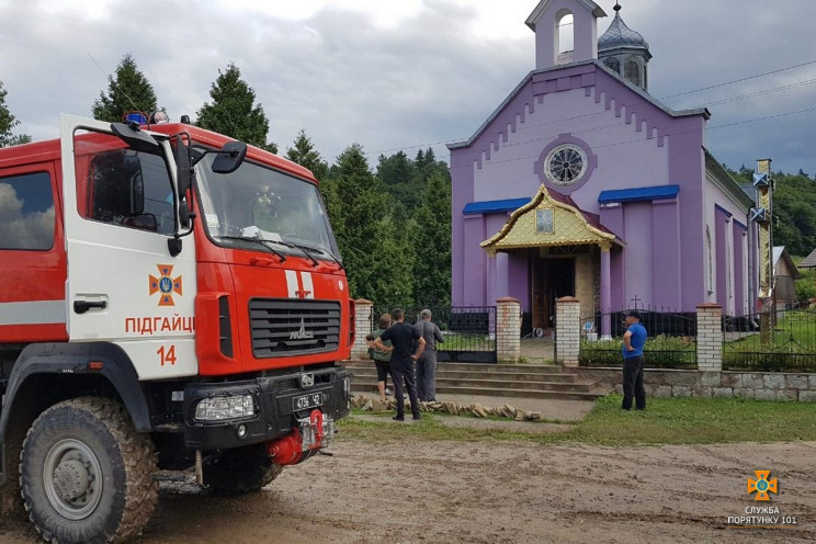 На Тернопільщині горів храм. Вогонь знищ…