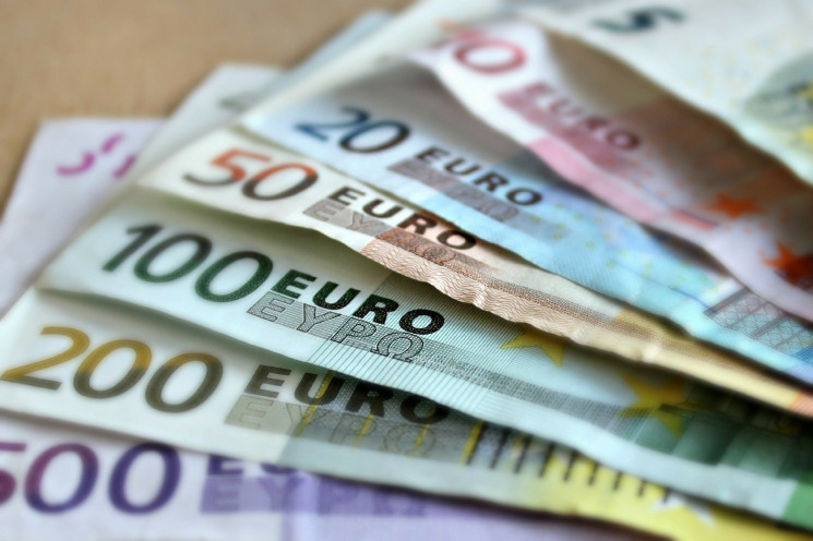 Евросоюз запретил вывозить евро на терри…