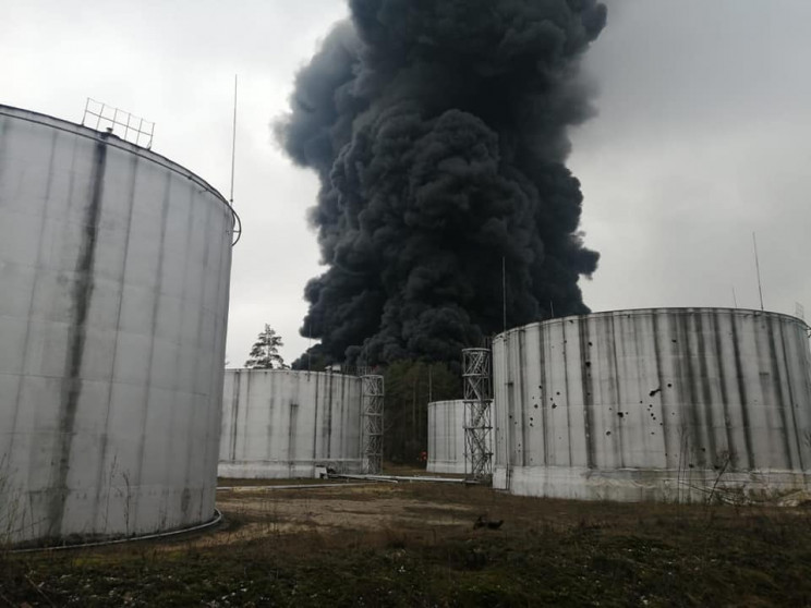 Россияне обстреляли нефтебазу в Чернигов…