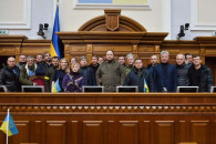 Парламент требует ввести в Украину мирот…