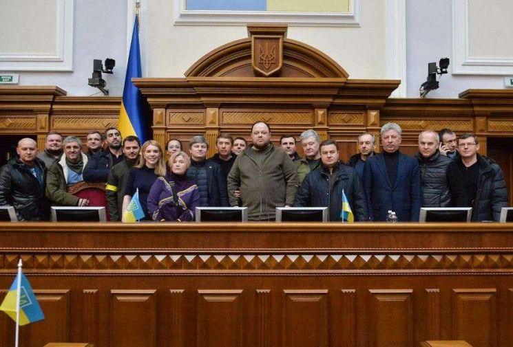 Парламент требует ввести в Украину мирот…