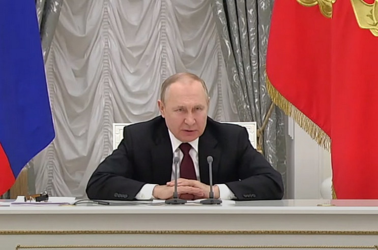 Путін ввів кримінальне покарання за "фей…