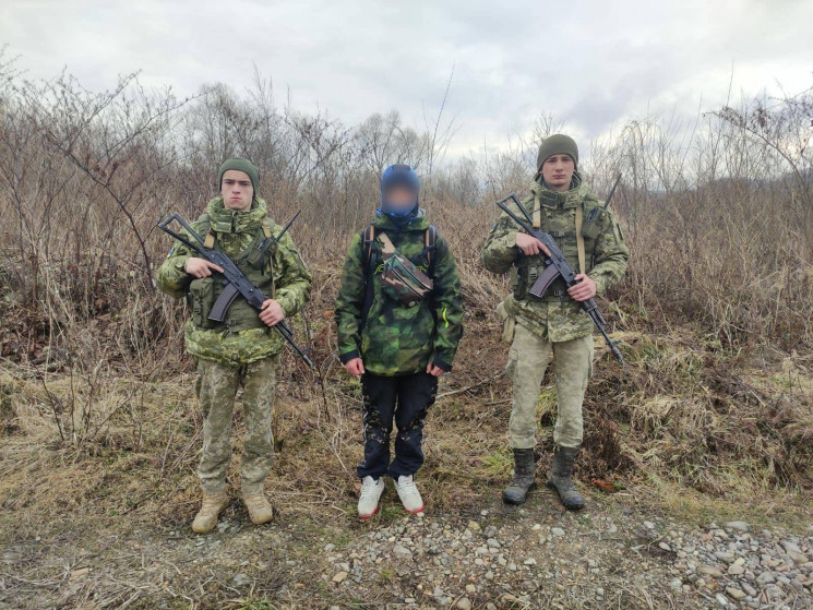 На кордоні України десятками ловлять вій…