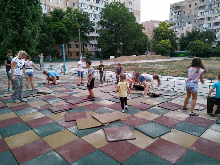 На шкільному стадіоні на Таїрова після д…