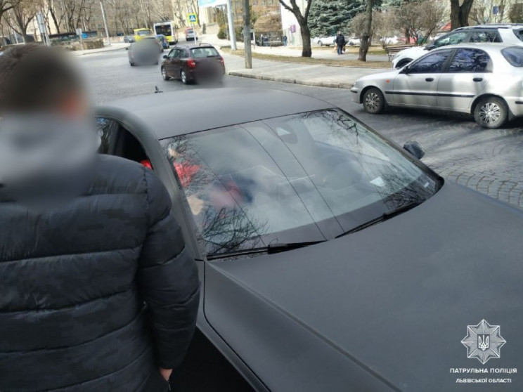 Поліція просить львівських водіїв розтон…