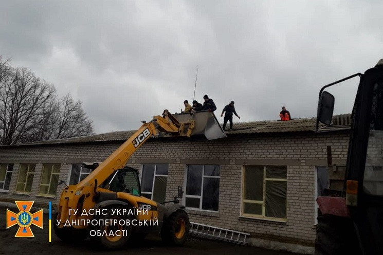 Зашили окна и починили крышу: На Днепроп…