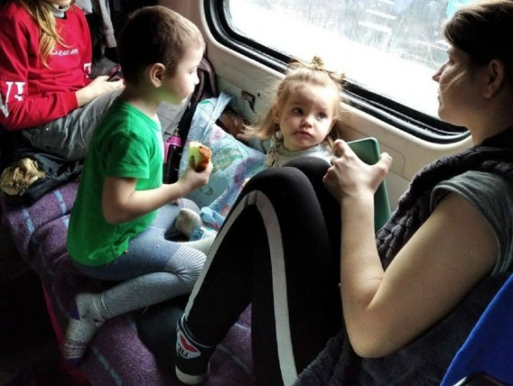 Эвакуация сирот: Более 1000 детей Киевск…