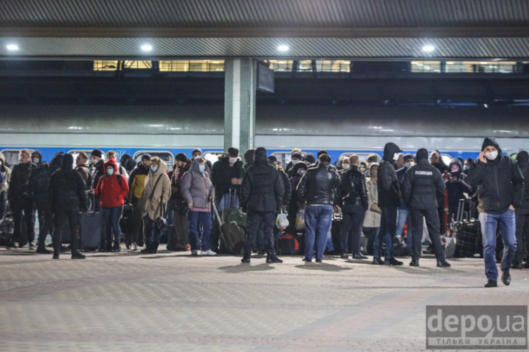 Евакуйованим українцям розповіли про пра…