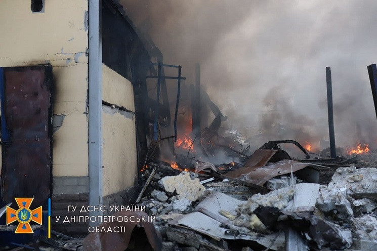 Дніпро обстріляли ракетами: Рятувальники…