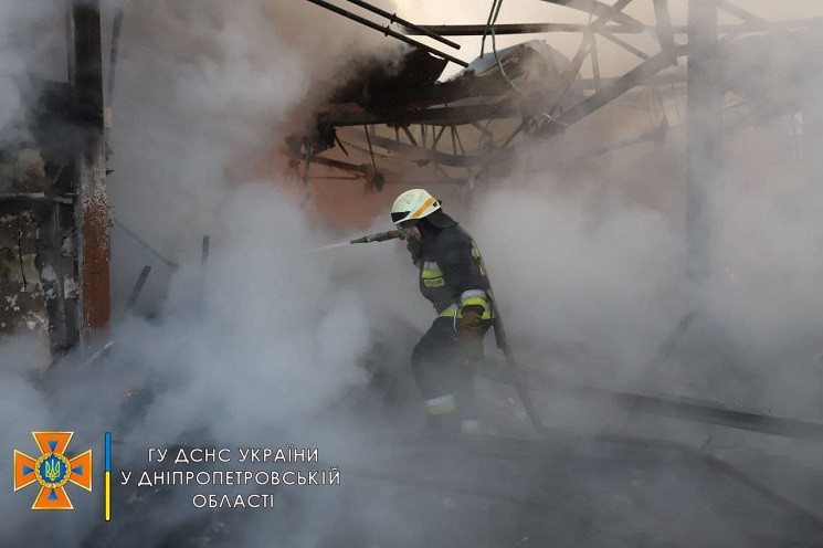 Ракетний обстріл Дніпра: Пожежу на взутт…