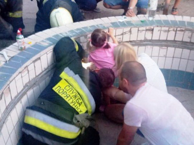 У Дніпрі рятували дівчинку, що застрягла…