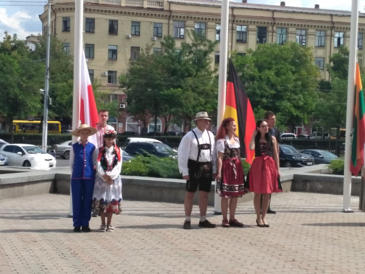 Перед  міськрадою Дніпра підняли прапори…