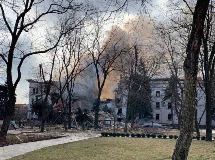 Бомбосховище під Драмтеатром в Маріуполі…