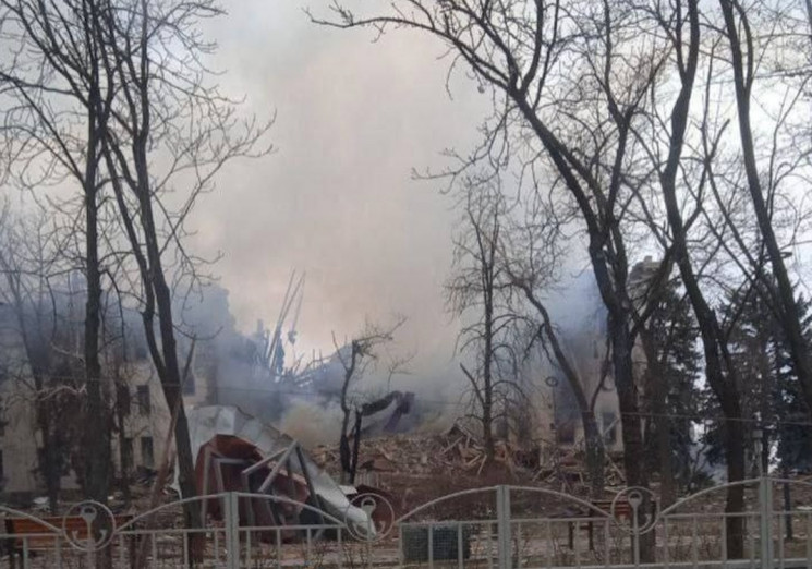 Под завалами Драмтеатра в Мариуполе оста…