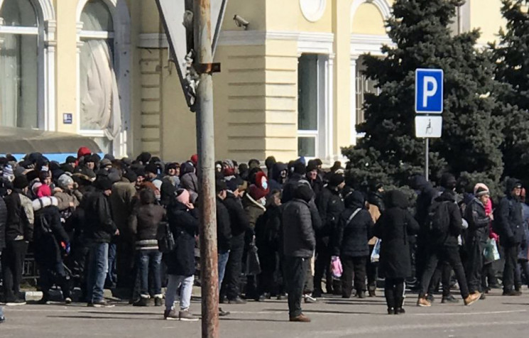 Херсонские маргиналы толпятся за подачко…