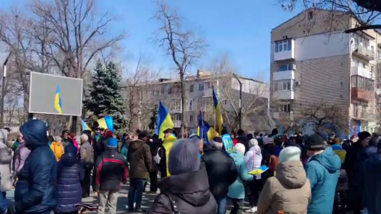 Жителі Каховки вийшли на мітинг проти ок…