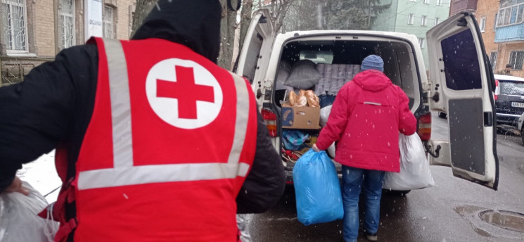 Під знаком милосердя: Як Червоний Хрест…