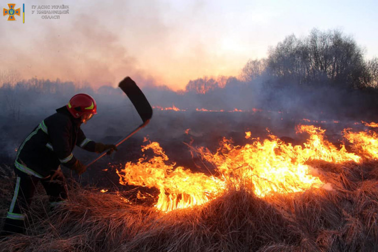 На Шепетівщині пожежа сухої трави набрал…