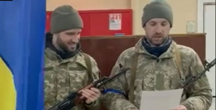 Український футболіст зі зброєю в руках…