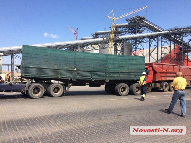 В Николаеве грузовик без водителя протар…