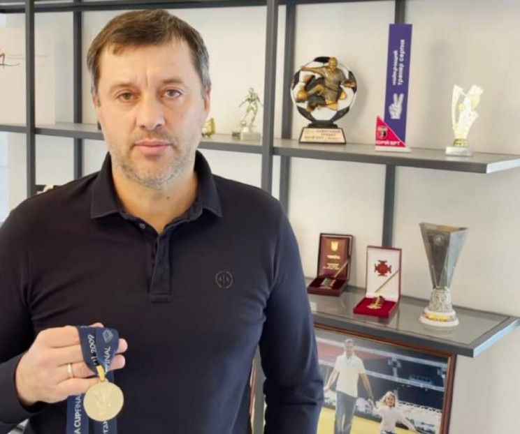Украинский тренер продает медаль за побе…