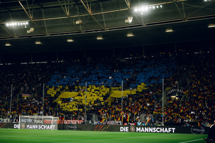Німецькі футбольні фанати ефектно підтри…