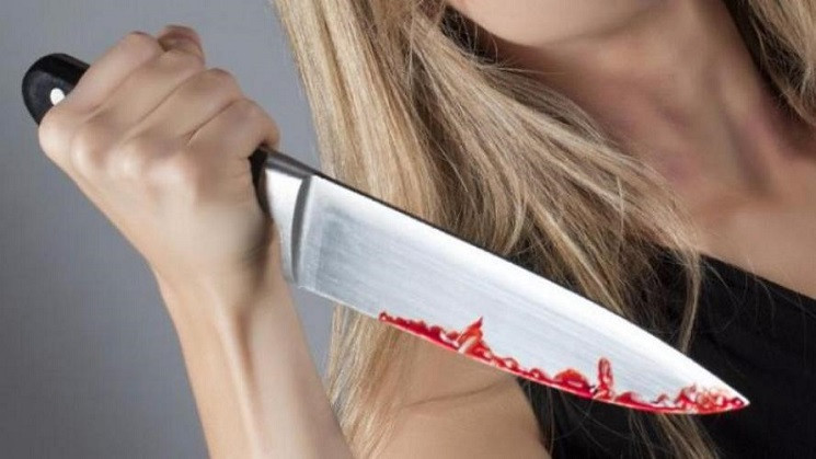В Днепре женщина ударила себя ножом в жи…