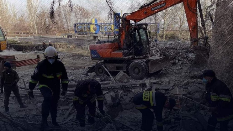 З-під завалів будівлі Миколаївської ОДА…