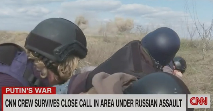 Журналисты CNN попали под обстрел возле…