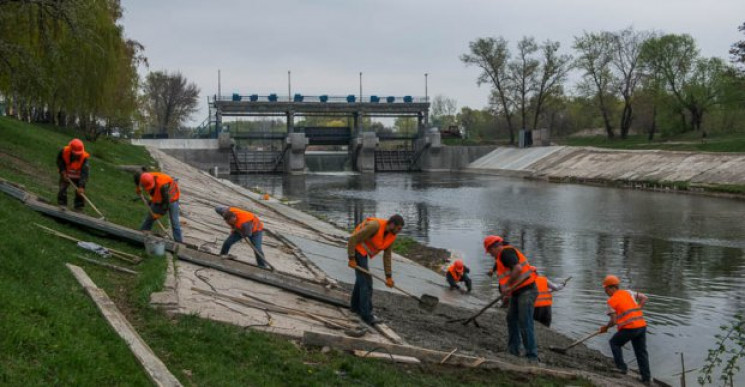 Із харківських річок дістали 100 тонн см…