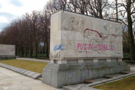 Советский мемориал в Берлине расписали а…