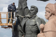 Відрив башки: У Києві демонтують радянсь…