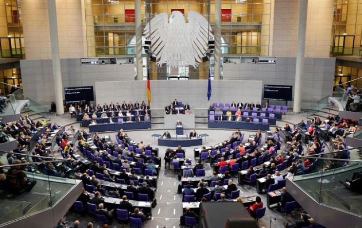 Парламент Германии одобрил поставки тяже…