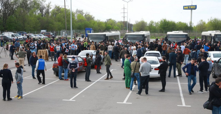 До Запоріжжя прибули евакуйовані з "Азов…