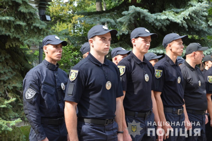 В Харькове 40 будущих полицейских присяг…