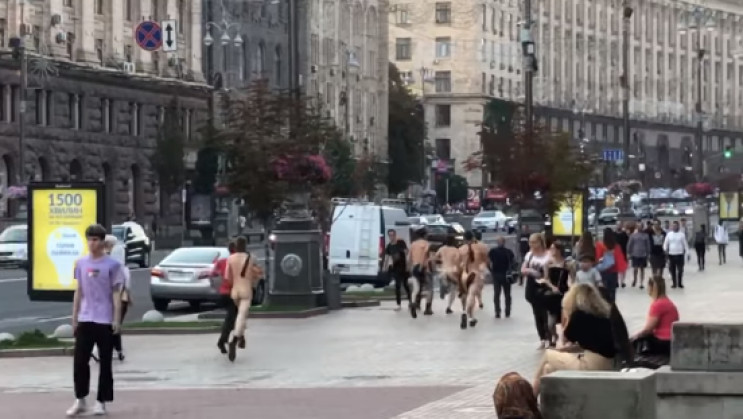 В Киеве голые парни в галстуках бегали п…